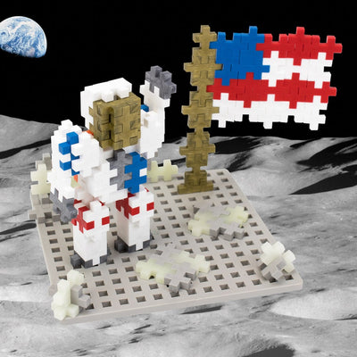 Plus-Plus - Display Space/Moon Landing